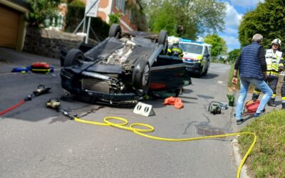 Verkehrsunfall mit eingeklemmter Person