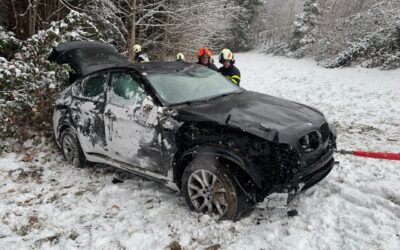 Fahrzeugbergung auf der L405 in Schachen